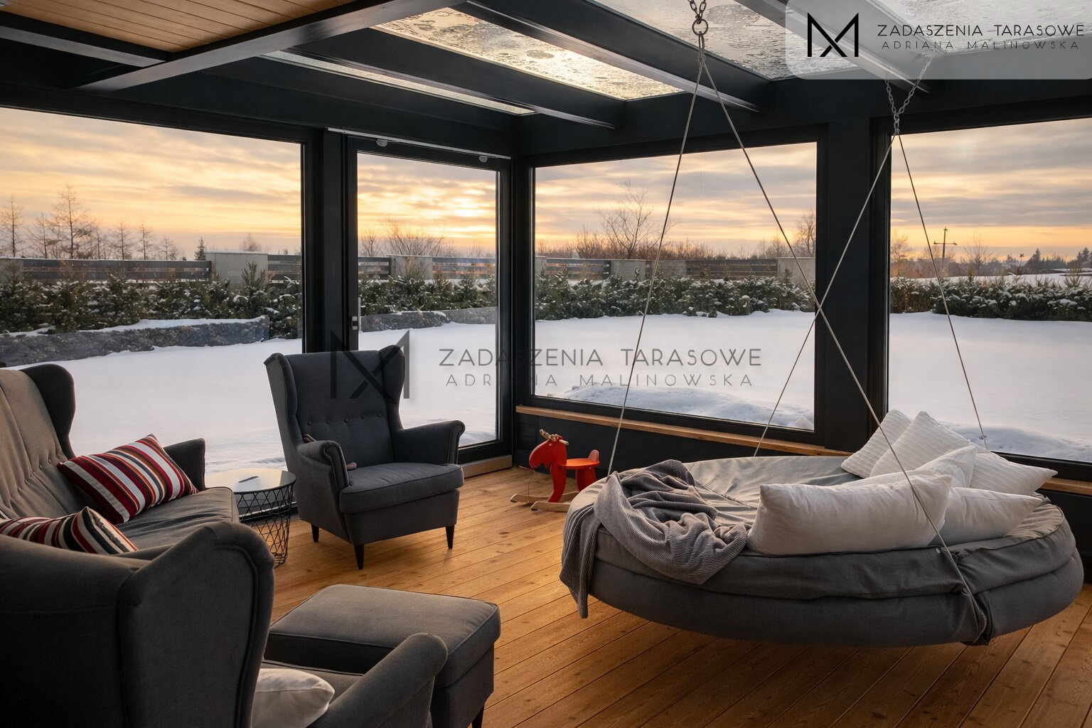 Nowoczesny ogród zimowy z szybami zespolonymi ze szkłem grafitowym widok z środka