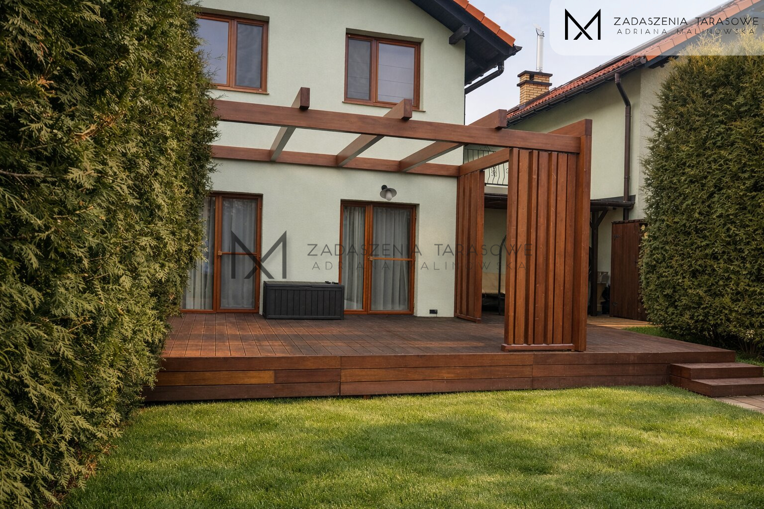 Pergola tarasowa z lamelami pionowymi w ogrodzie