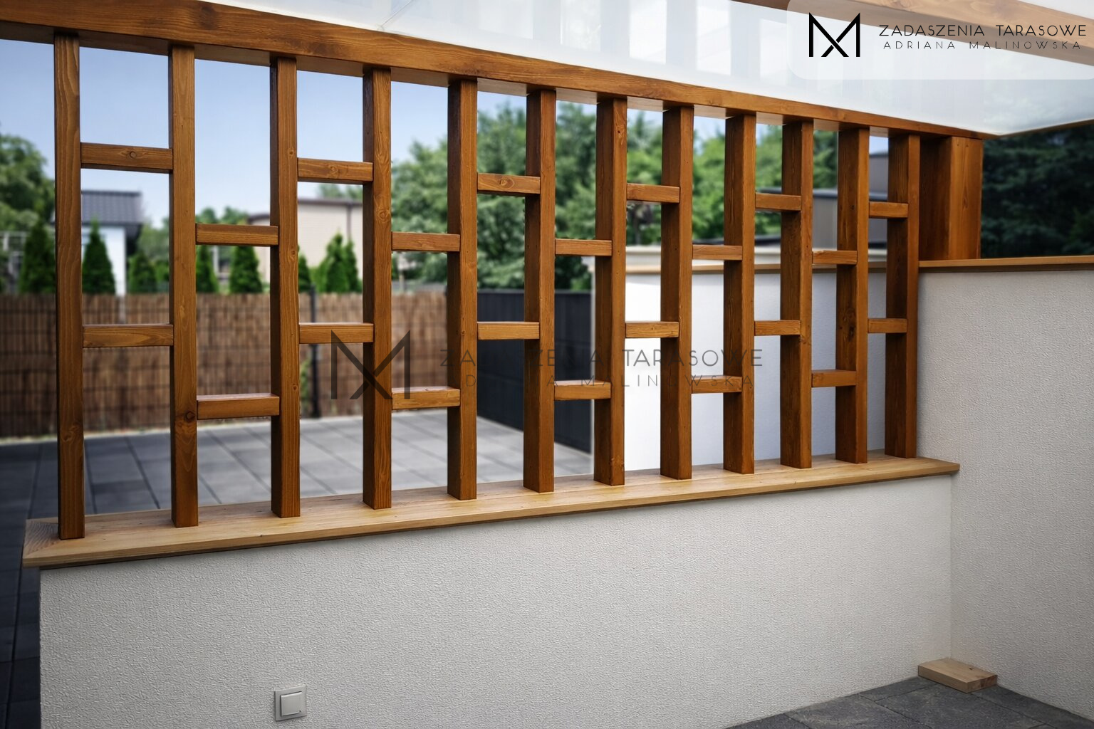 Pergola ze szklanym dachem ścianka oświetlenie