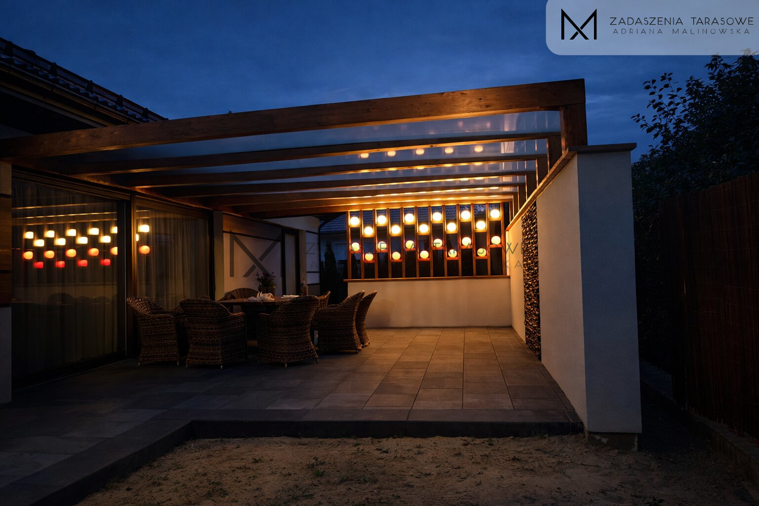 Pergola ze szklanym dachem z oświetleniem