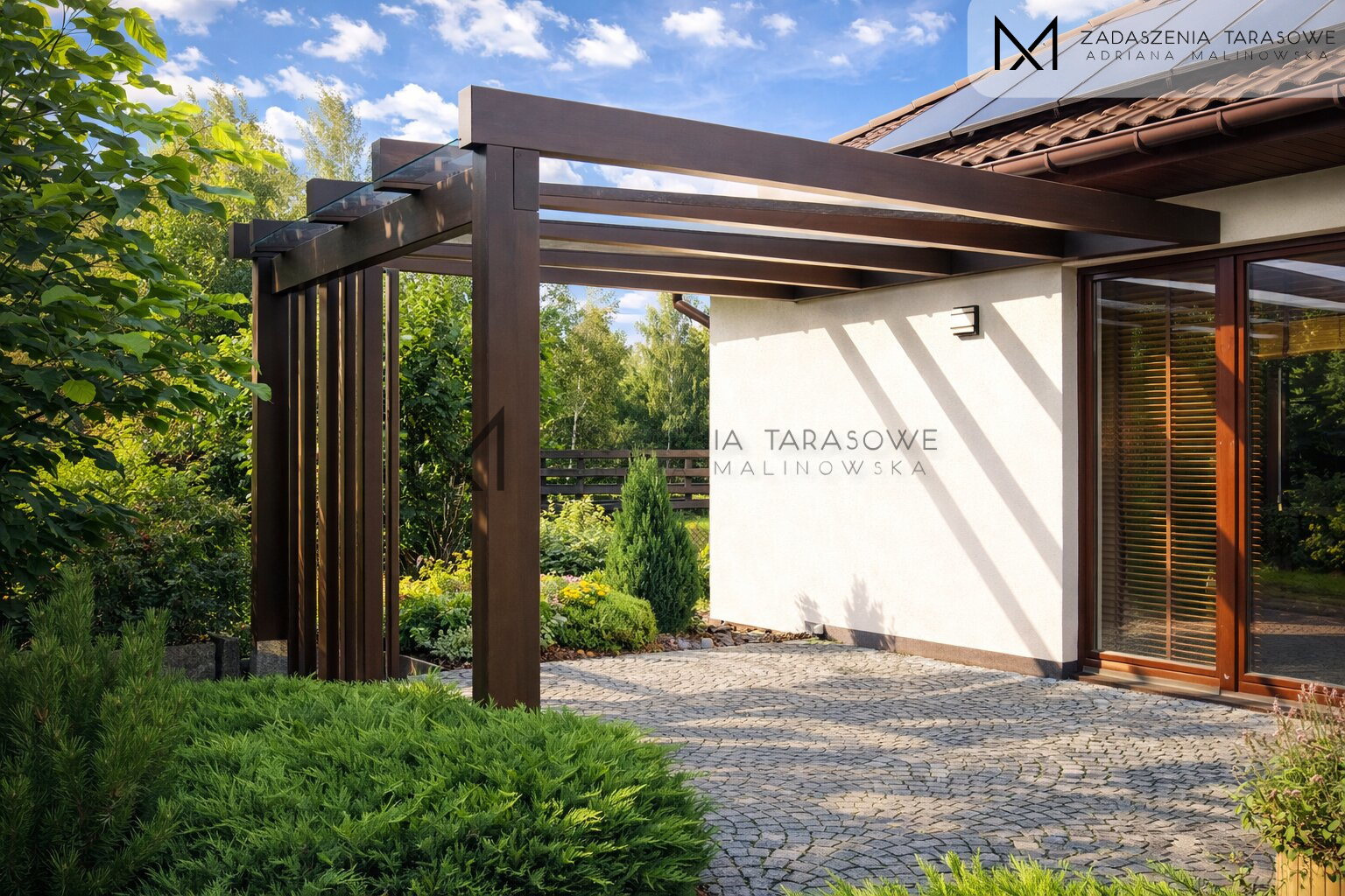 Proste zadaszenie z lamelami drewnianymi bez słupów przy ścianie