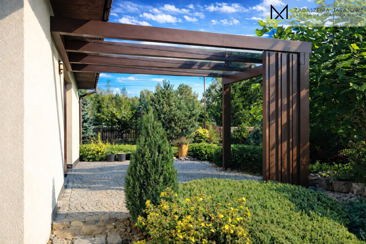 Proste zadaszenie z lamelami drewnianymi obrotowymi