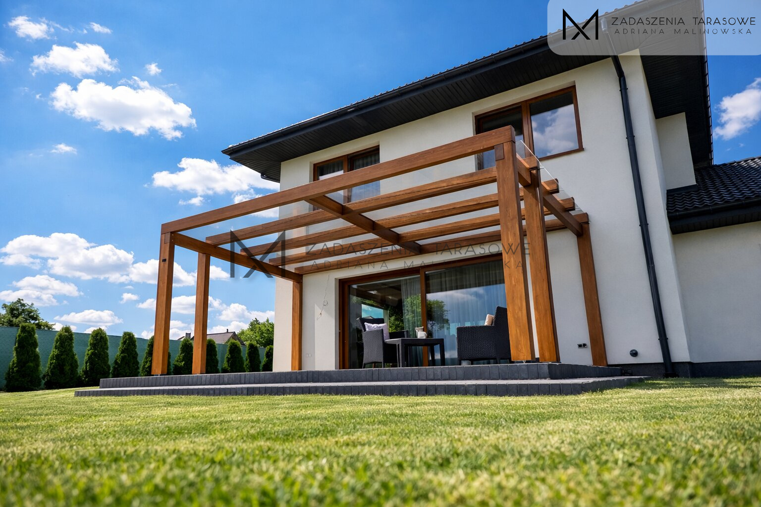 Proste zadaszenie ze szklanym dachem minimalistyczne