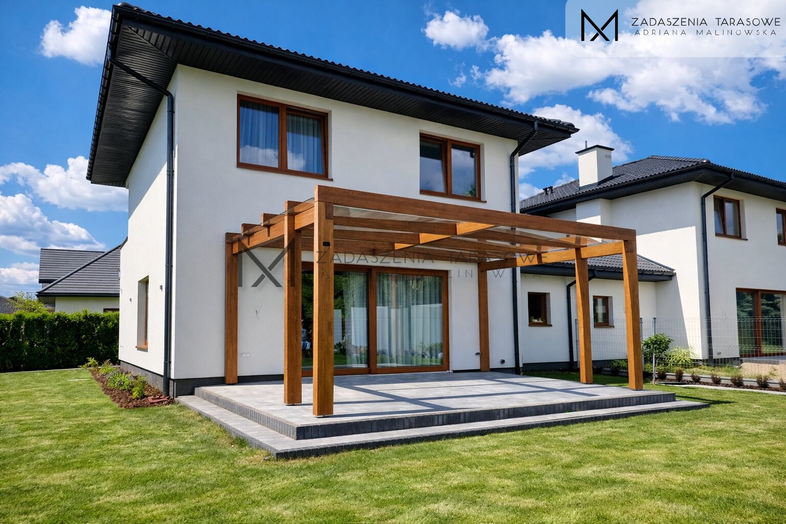 Proste zadaszenie ze szklanym dachem nowoczesne