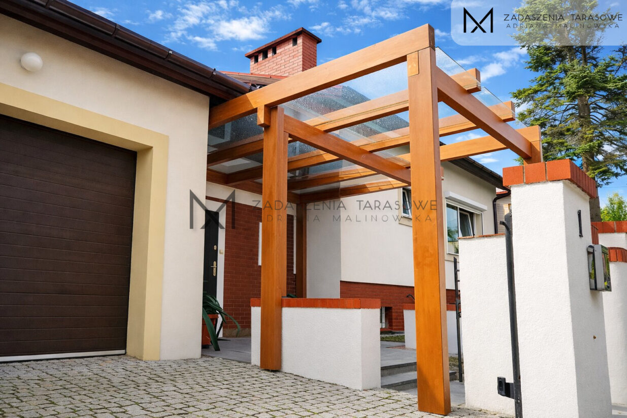 Szklane zadaszenie przy wejściu do domu