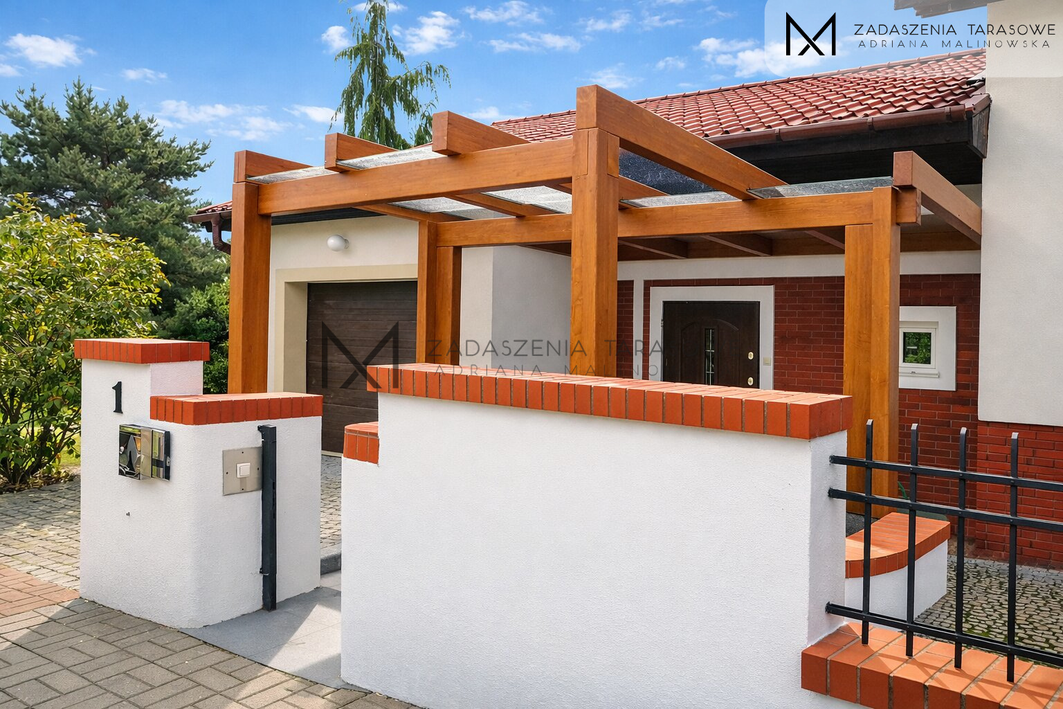 Szklane zadaszenie przy wejściu do domu drewniana konstrukcja