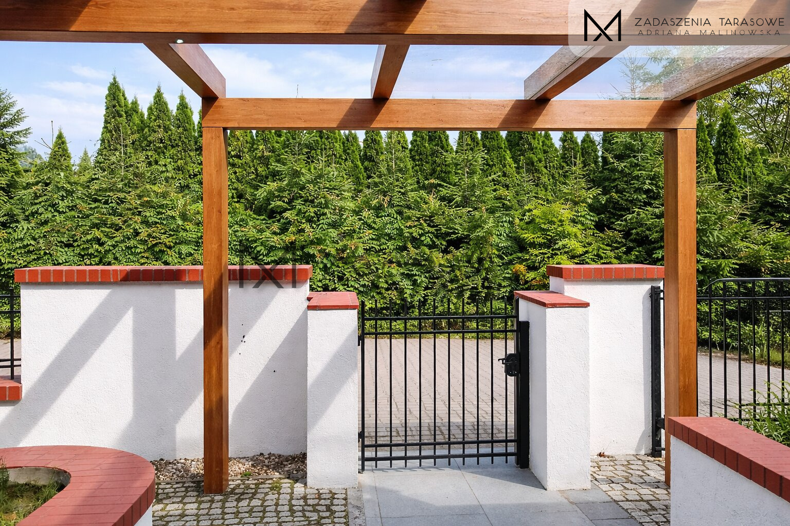 Szklane zadaszenie przy wejściu do domu widok z domu