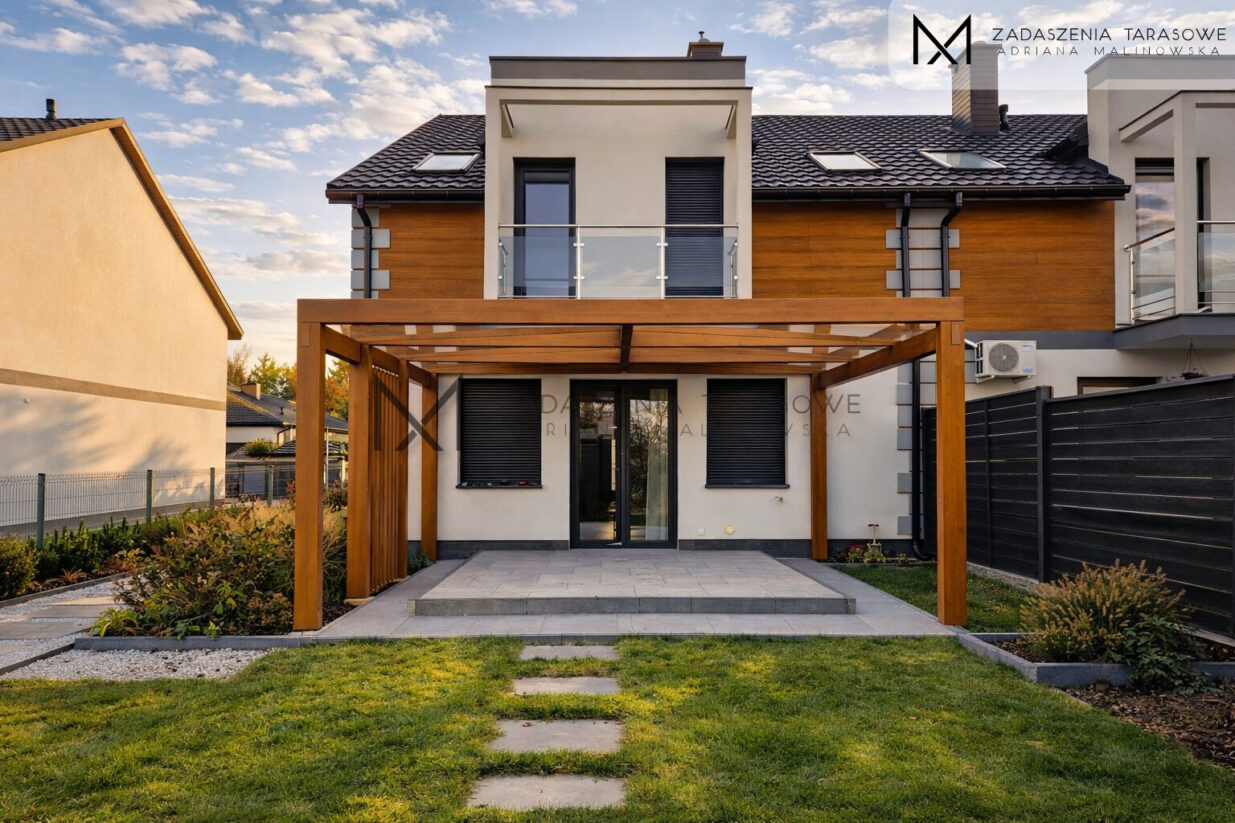 Taras zadaszony szkłem bezpiecznym w zabudowie szeregowej