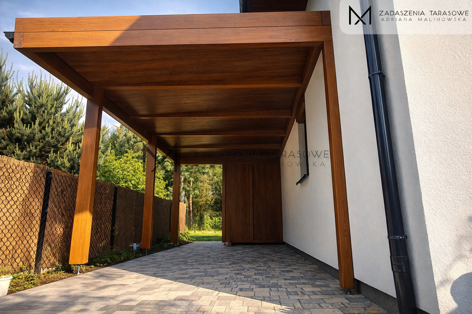 Taras zadaszony szkłem i carport - dach w systemie drewnianym
