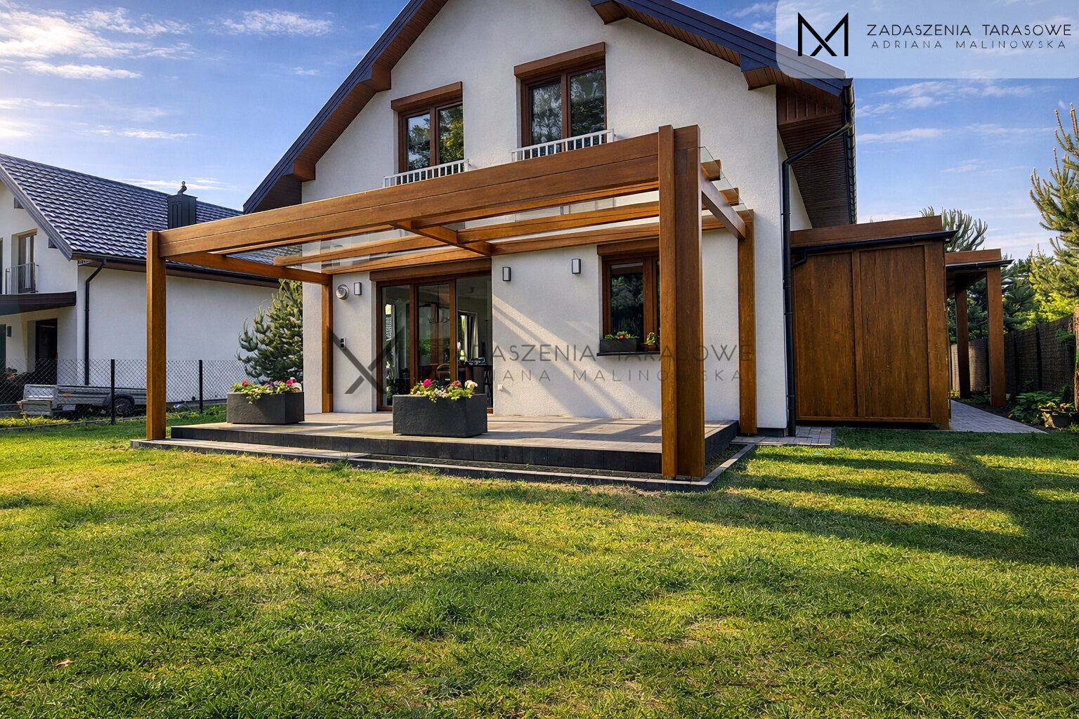 Taras zadaszony szkłem i carport w ogrodzie