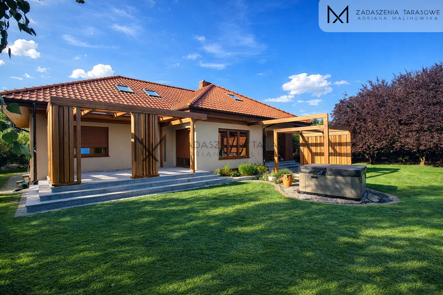 Zabudowa tarasowa z pionowymi lamelami obrotowymi i strefą jacuzzi – realizacja