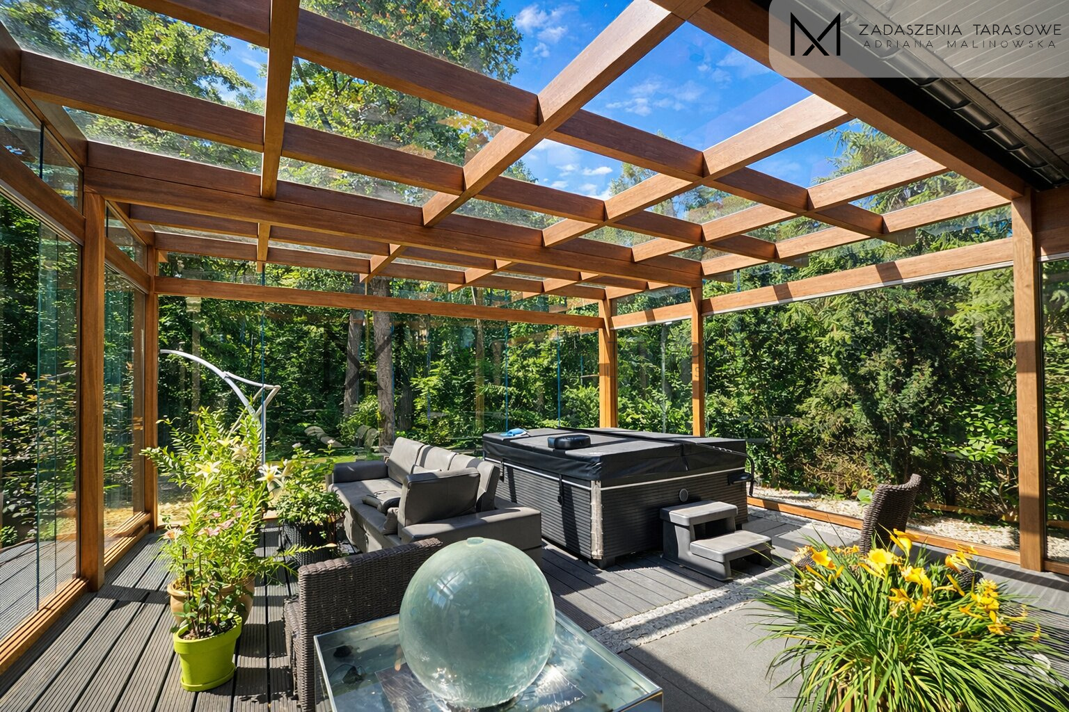 Zadaszenia ze szkłem w ścianach