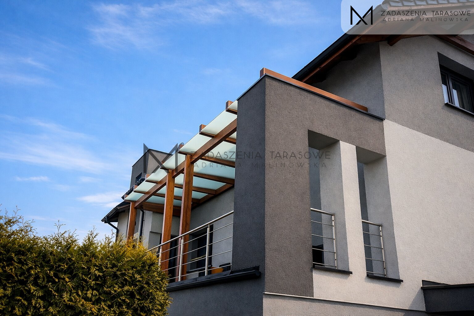 Zadaszenie balkonu ze szkłem mlecznym proste