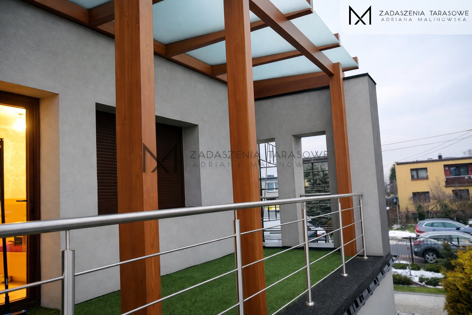 Zadaszenie balkonu ze szkłem mlecznym z drewna