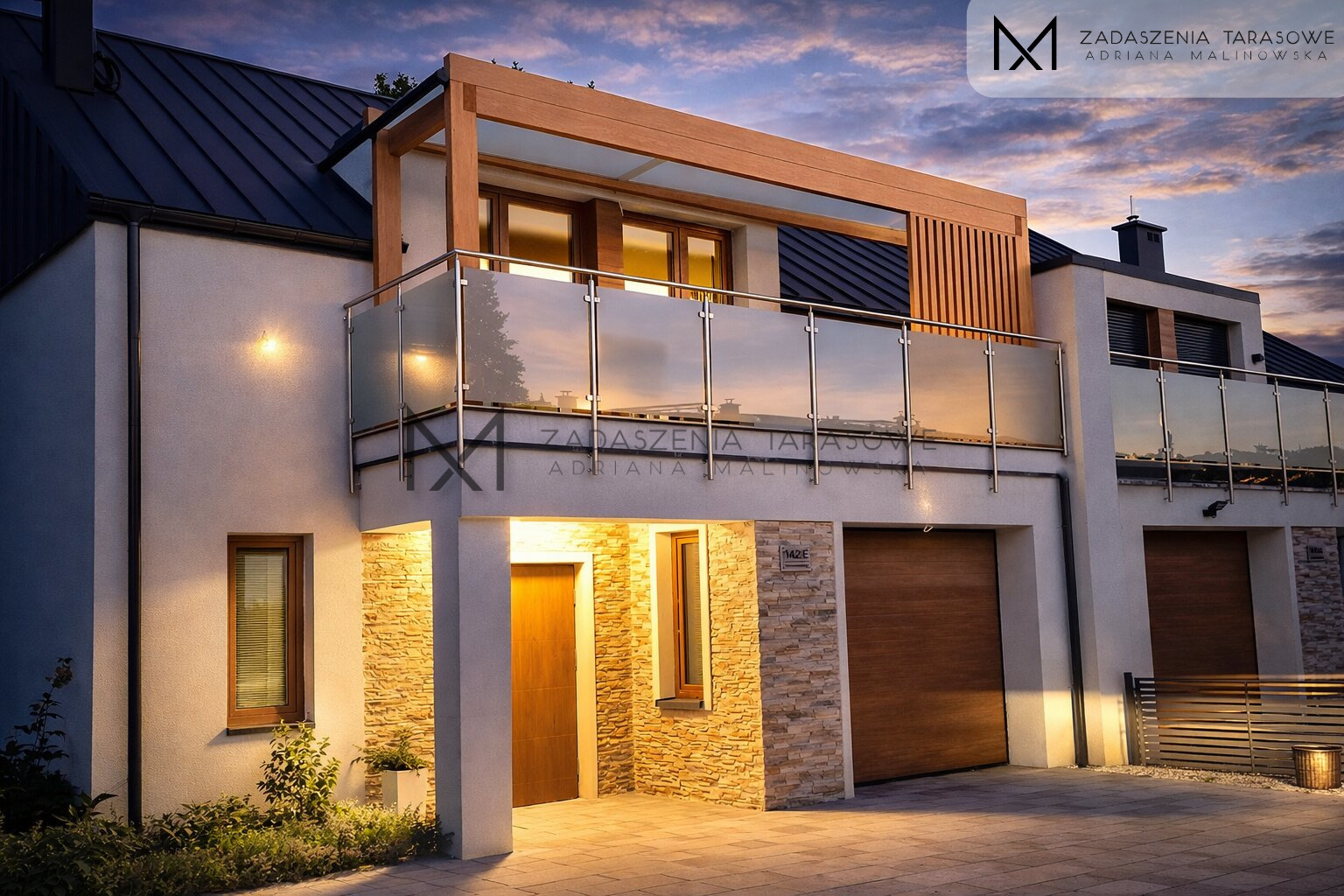 Zadaszenie na balkon z lamelami pionowymi i szkłem