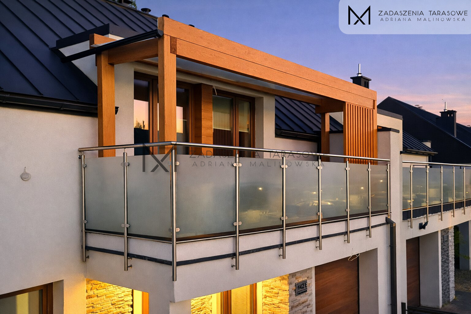 Zadaszenie na balkon z lamelami pionowymi nowoczesne