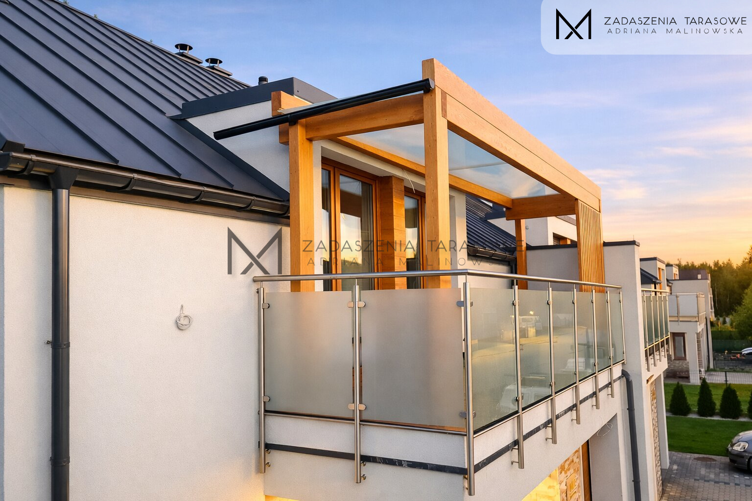 Zadaszenie na balkon z lamelami pionowymi z drewna