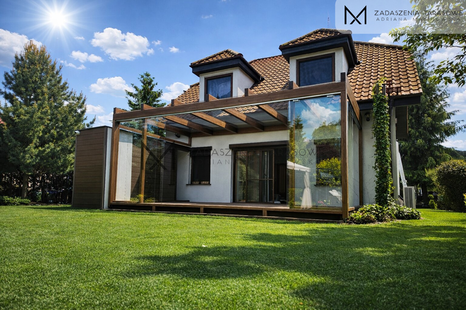 Zadaszenie z BSH ze szkłem przesuwnym dopasowane do budynku