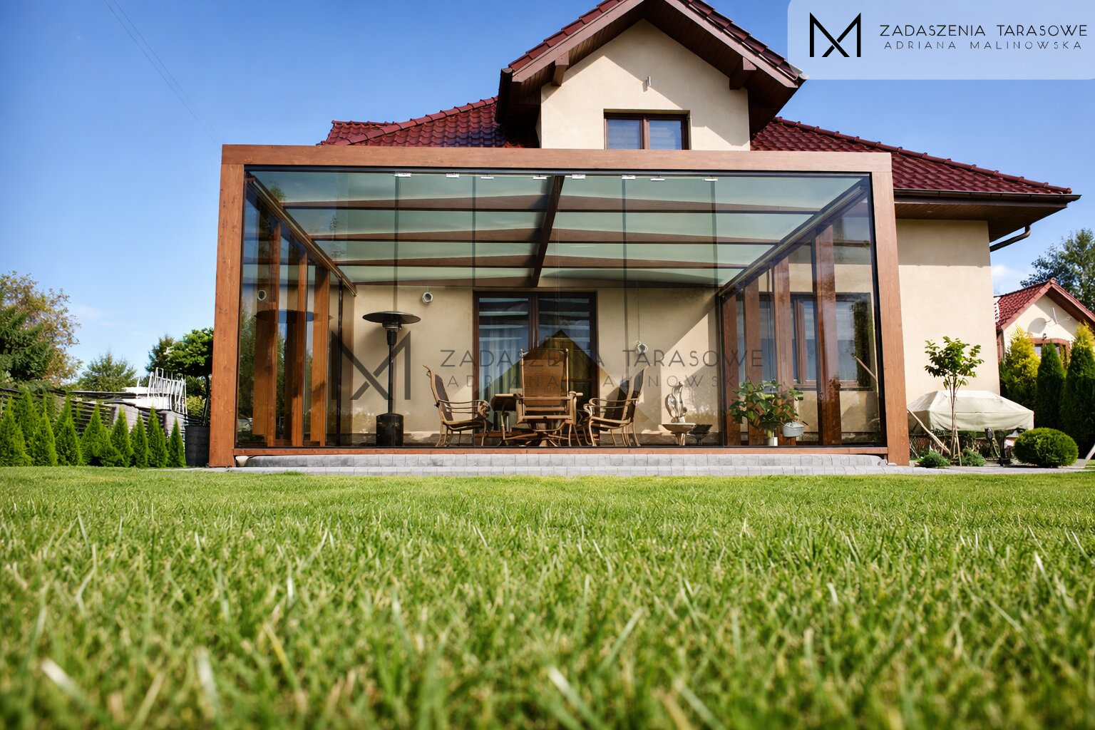 Zadaszenie z drewna BSH ze szkłem kolorowym brązowym frontowa ściana