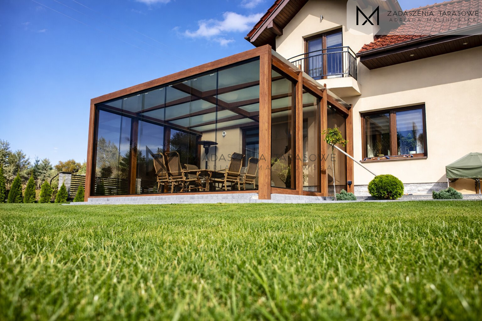 Zadaszenie z drewna BSH ze szkłem kolorowym