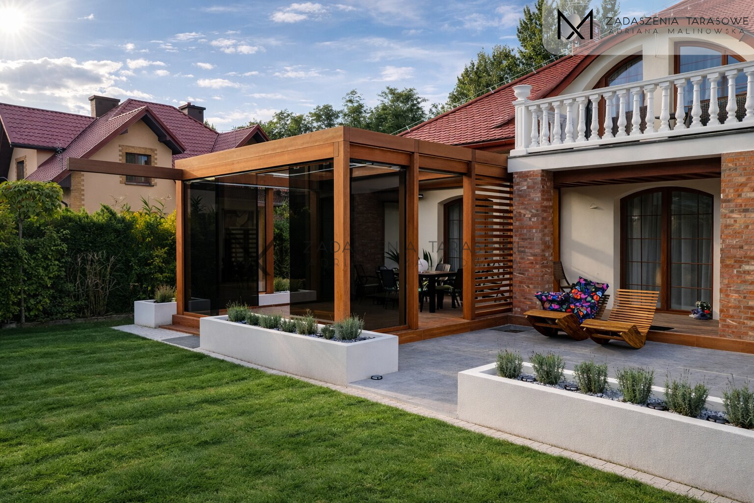 Zadaszenie z drewna klejonego z brązowym szkłem przesuwnym