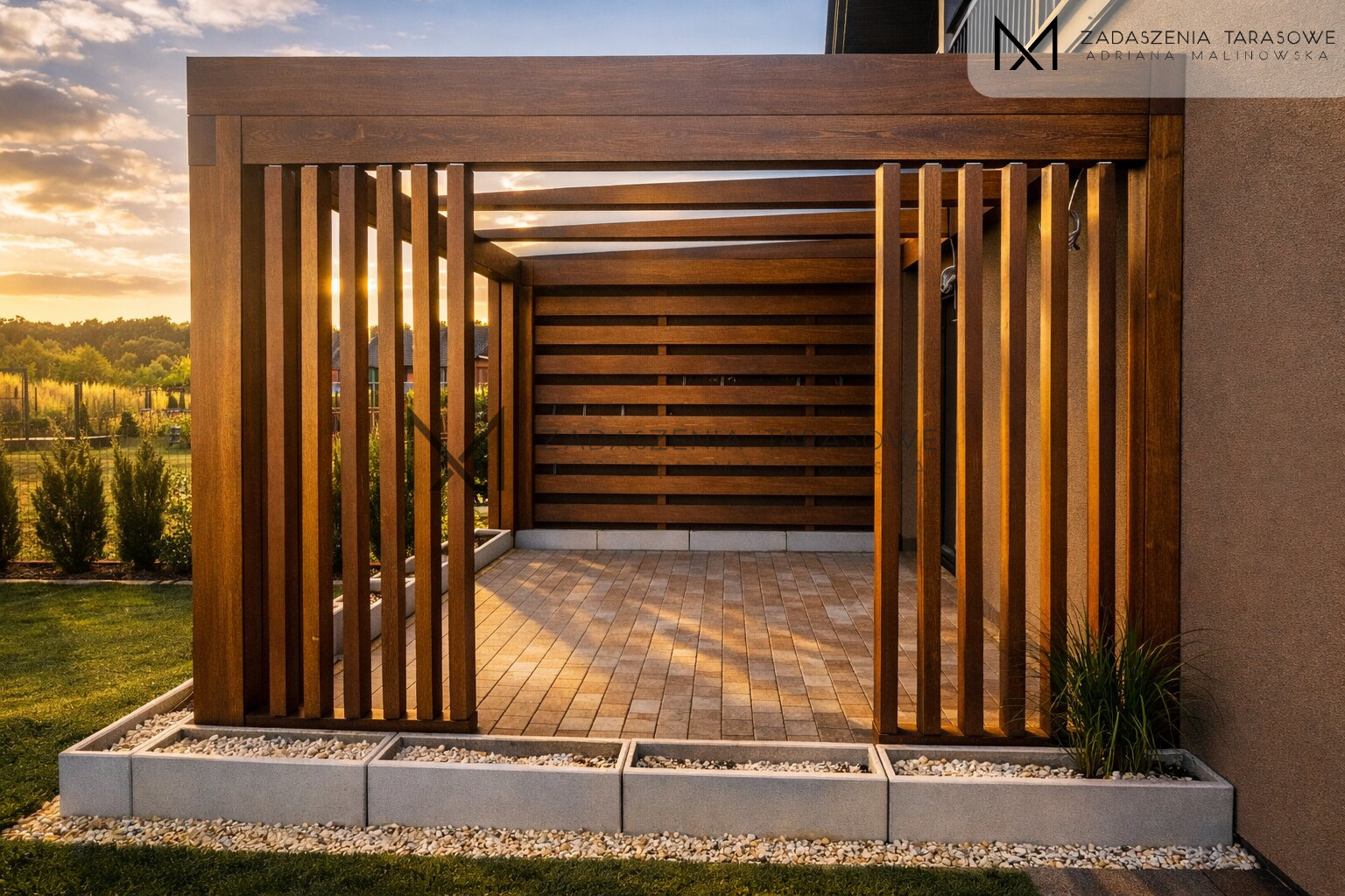 Zadaszenie z lamelami przy domu jednorodzinnym drewno klejone