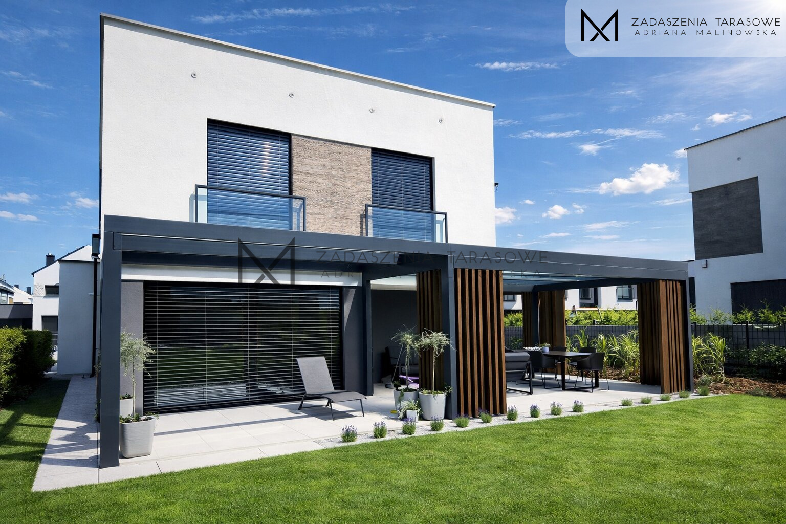 Zadaszenie z pergolą i lamelami pionowymi drewniane