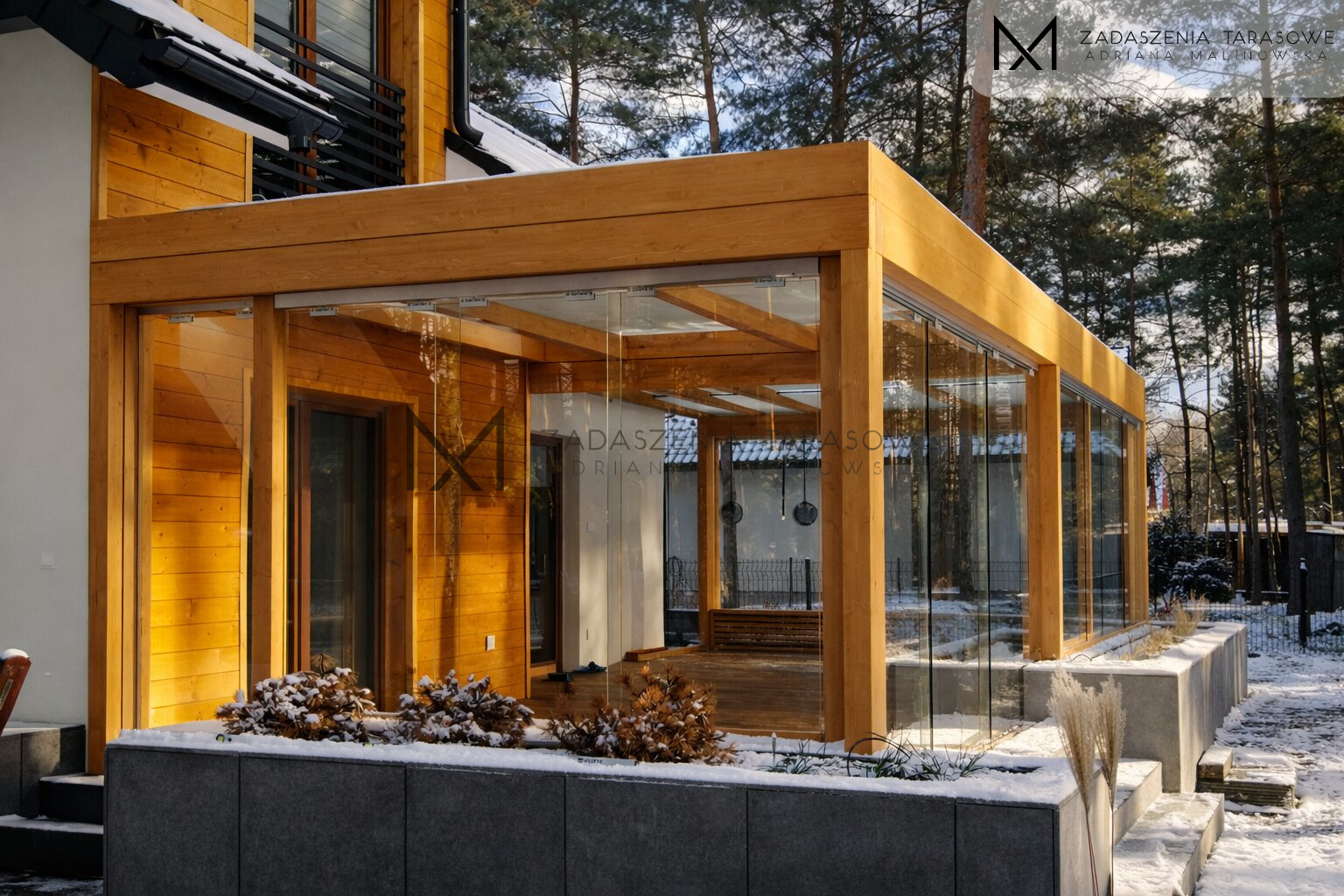 Zadaszenie ze szkłem hartowanym w ścianach. drewniane