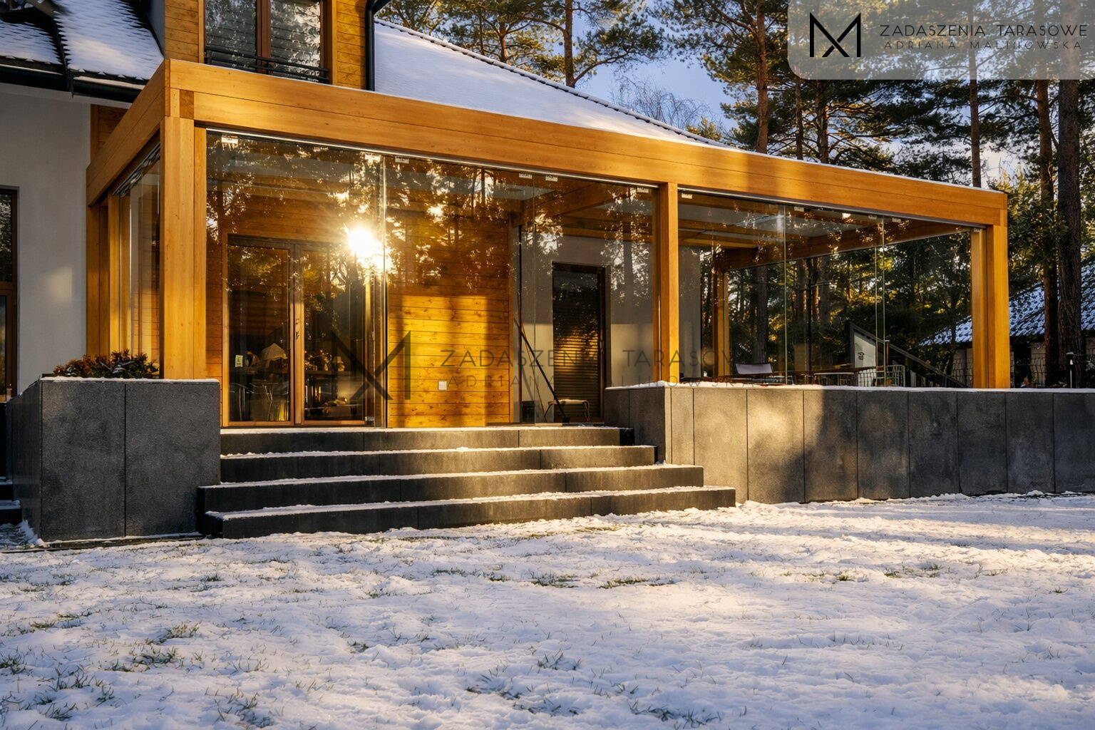 Zadaszenie ze szkłem hartowanym w ścianach. na murkach