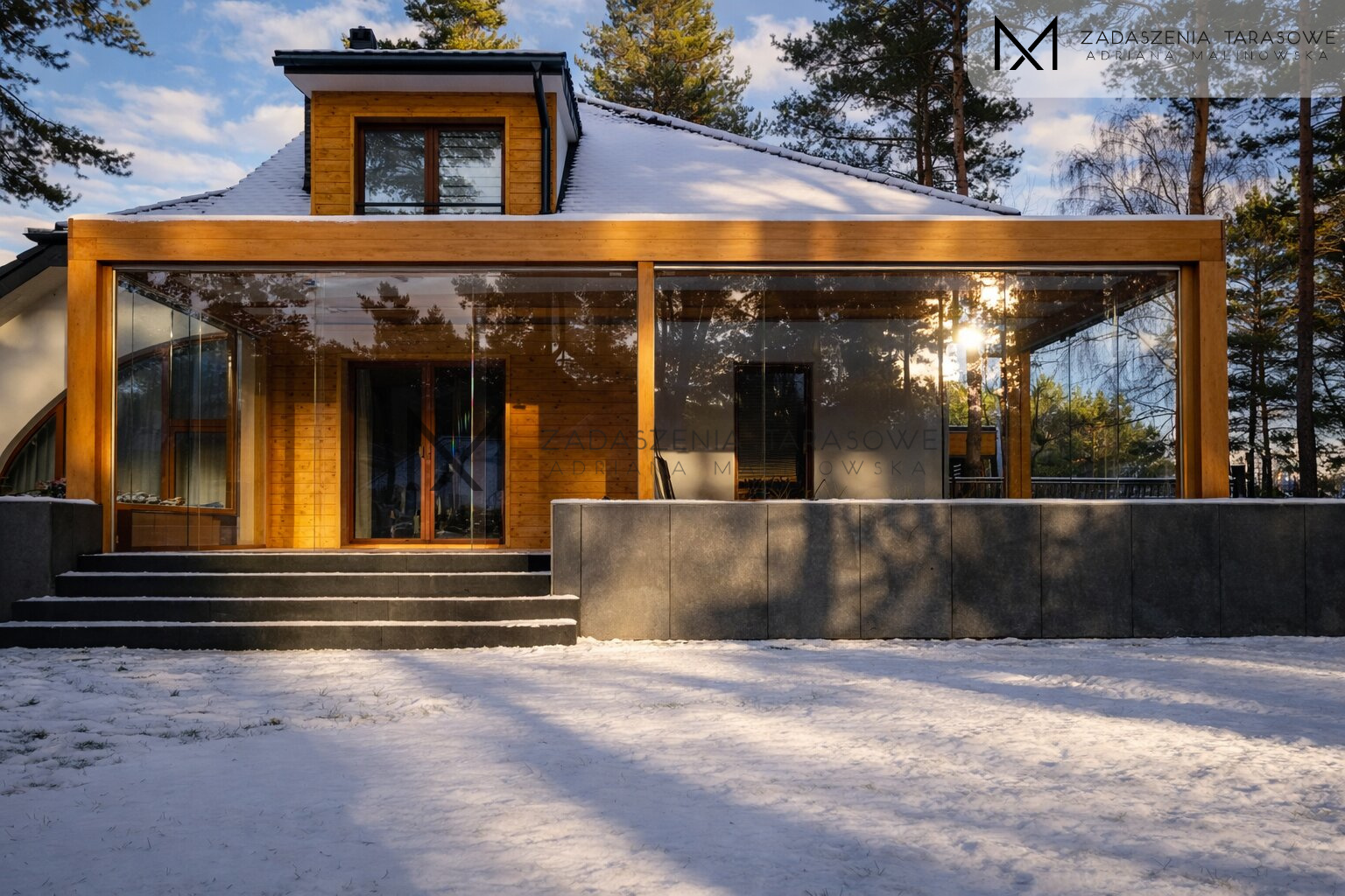 Zadaszenie ze szkłem hartowanym w ścianach. nowoczesne