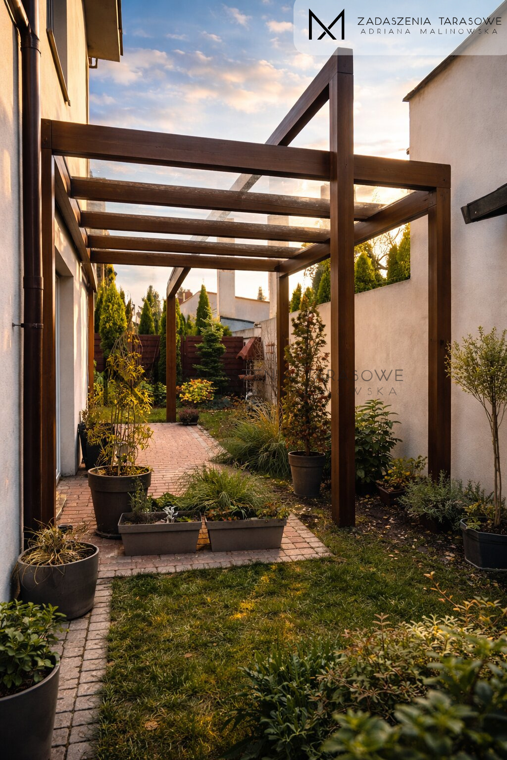 Zadaszenie ze szkłem w dachu w małym ogrodzie nowoczesne