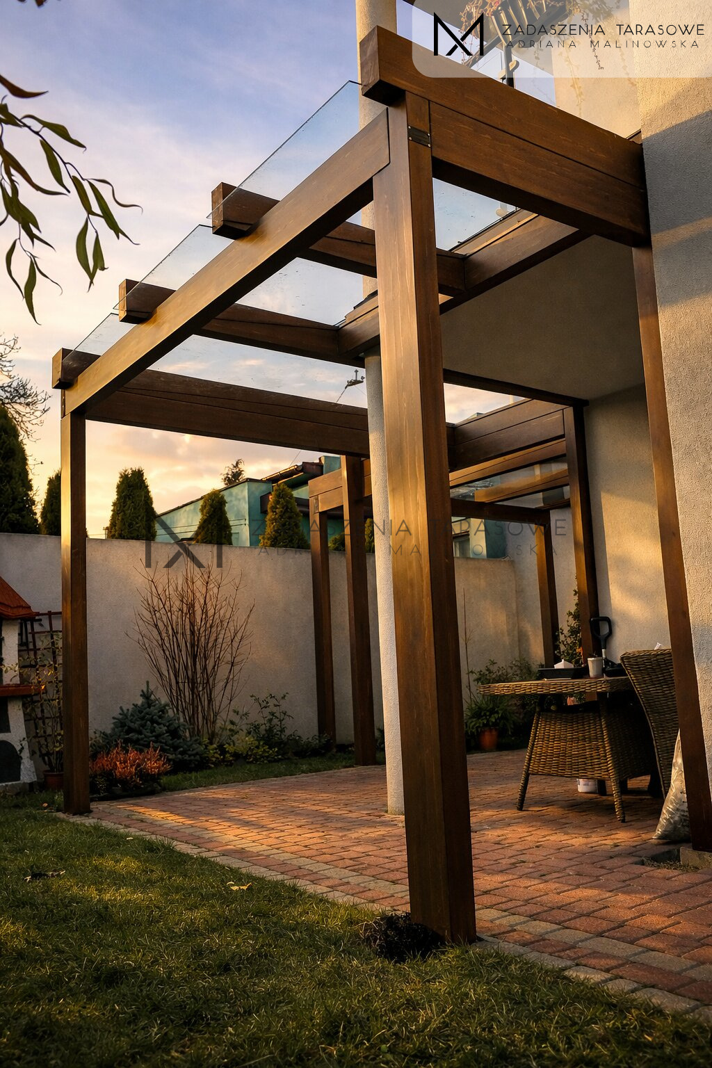 Zadaszenie ze szkłem w dachu w małym ogrodzie