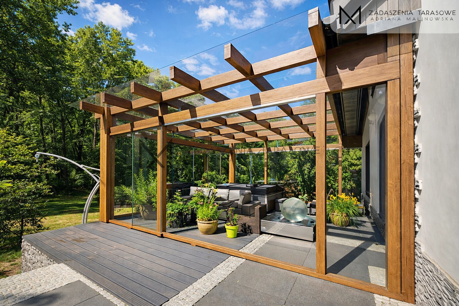 Zadaszenie ze szkłem w ścianach i płaskim dachem nowoczesne