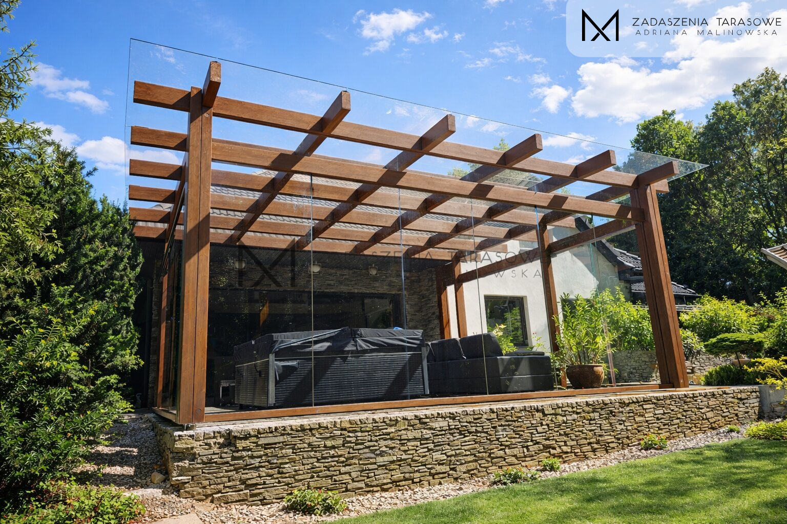 Zadaszenie ze szkłem w ścianach i płaskim dachem w ogrodzie