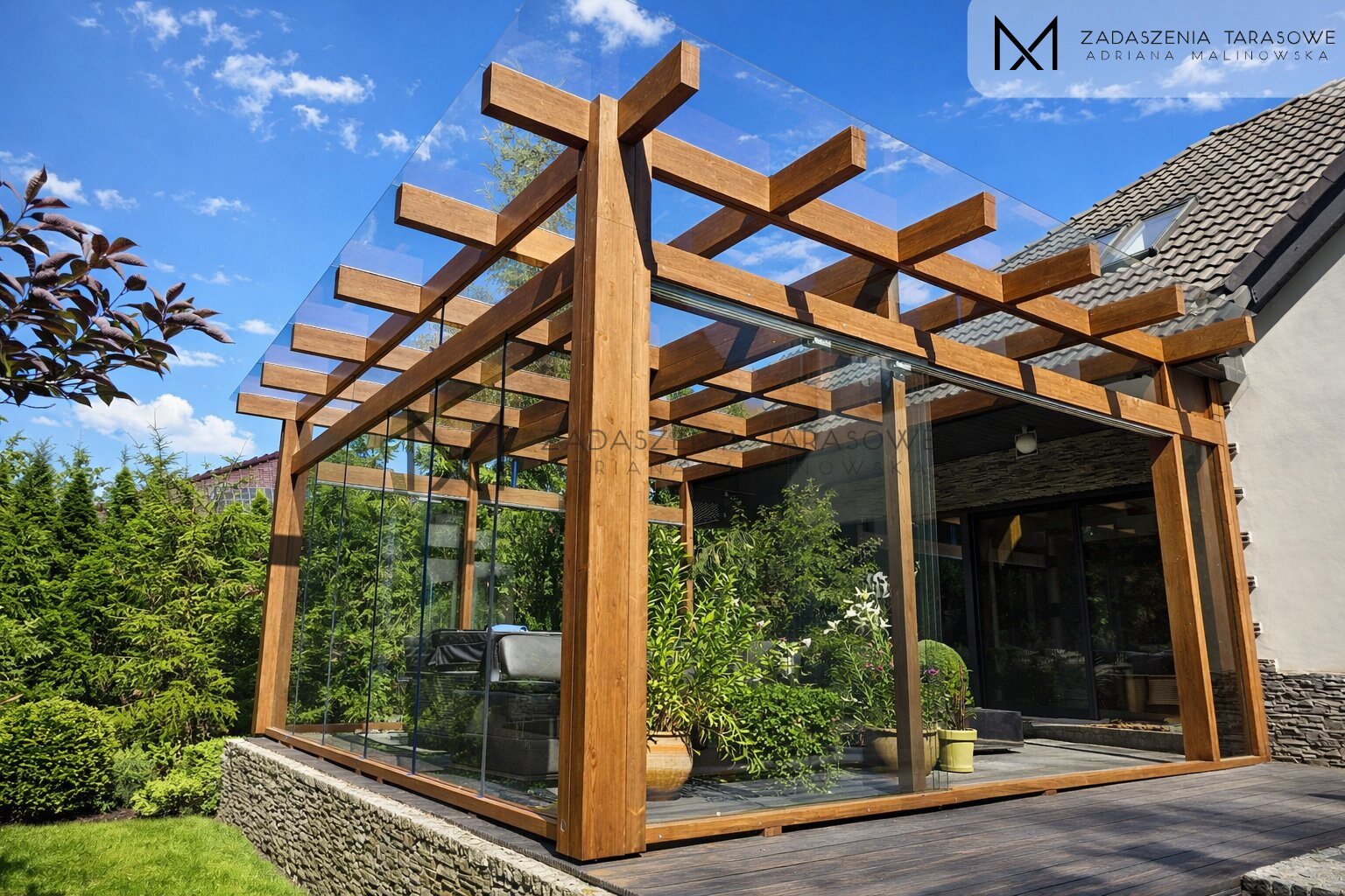 Zadaszenie ze szkłem w ścianach i płaskim dachem