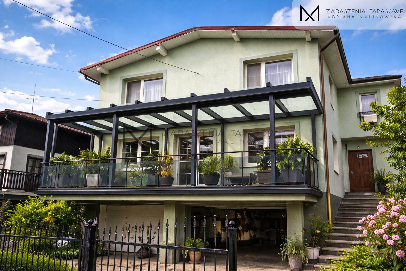 Zadaszona szkłem pergola na balkonie z balustradą szklaną